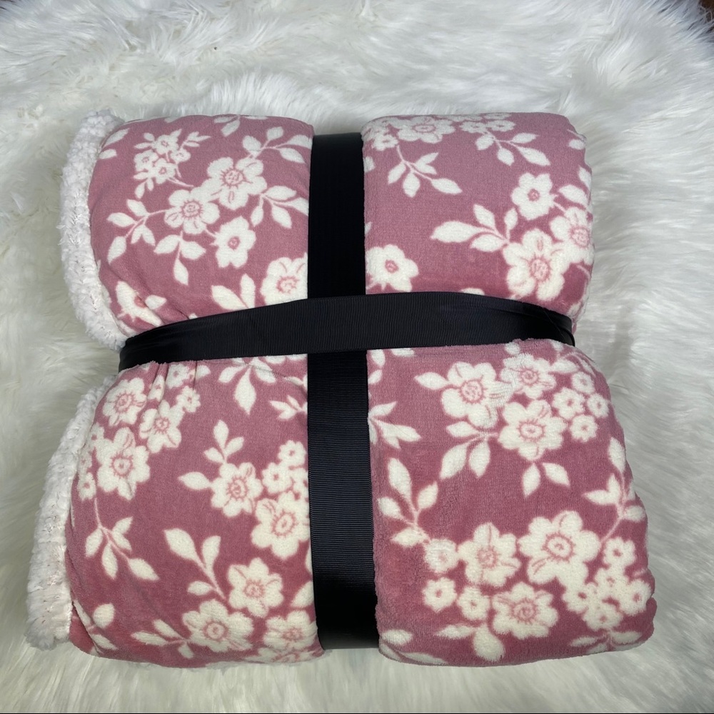✨SALE✨Dusty Rose Floral Micromink Sherpa T… - Picture 2 of 3